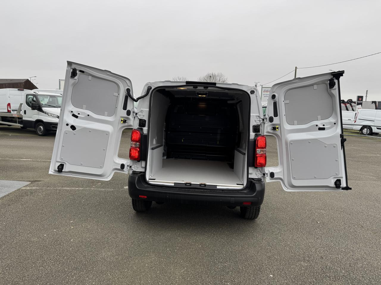 CITROEN Jumpy M 2.0 BlueHDi - 145 S&S - BV EAT8 III FOURGON . PHASE 2 - Furgon: foto 3 CITROEN Jumpy M 2.0 BlueHDi - 145 S&S - BV EAT8 III FOURGON . PHASE 2 - Furgon: foto 3