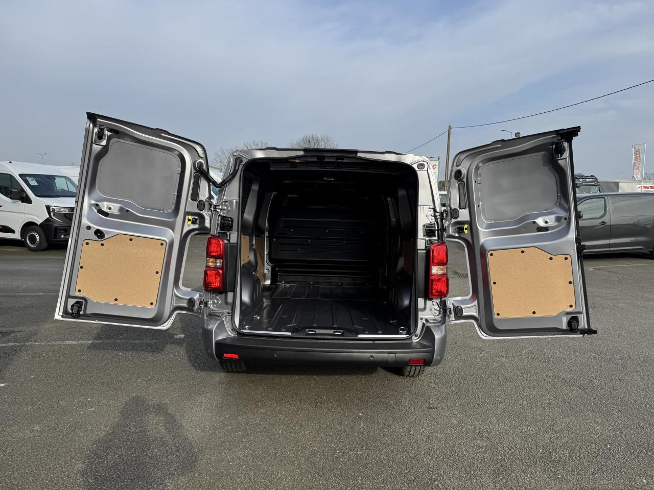 CITROEN Jumpy XL 2.0 BlueHDi - 180 S&S - BV EAT8 III FOURGON . PHASE 2 - Furgon: foto 3 CITROEN Jumpy XL 2.0 BlueHDi - 180 S&S - BV EAT8 III FOURGON . PHASE 2 - Furgon: foto 3