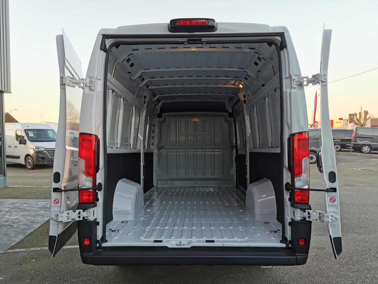 FIAT Ducato Tôlé Maxi 3.5 XL H2 2.2 - 140 S&S III FOURGON TOLE Fourgon Tôlé - Furgon: foto 3 FIAT Ducato Tôlé Maxi 3.5 XL H2 2.2 - 140 S&S III FOURGON TOLE Fourgon Tôlé - Furgon: foto 3