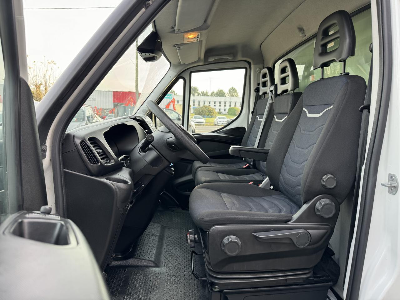 IVECO Daily 35C16 CAISSE HAYON 20M3 RJ 3.0L 160CH - Kamioncine me kontinier: foto 5 IVECO Daily 35C16 CAISSE HAYON 20M3 RJ 3.0L 160CH - Kamioncine me kontinier: foto 5