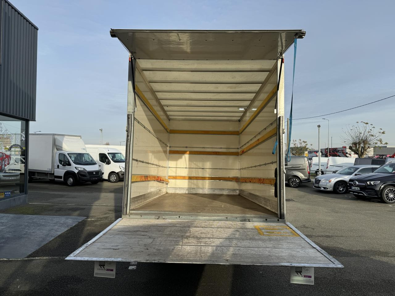 IVECO Daily 35C16 CAISSE HAYON 20M3 RJ 3.0L 160CH - Kamioncine me kontinier: foto 3 IVECO Daily 35C16 CAISSE HAYON 20M3 RJ 3.0L 160CH - Kamioncine me kontinier: foto 3