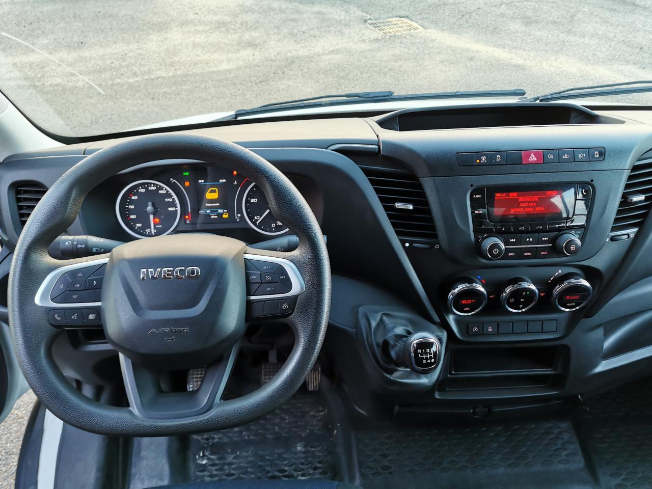 IVECO daily 35C14 BENNE COFFRE DOUBLE CABINE 6 places - Kamioncine vetëshkarkuese: foto 4 IVECO daily 35C14 BENNE COFFRE DOUBLE CABINE 6 places - Kamioncine vetëshkarkuese: foto 4