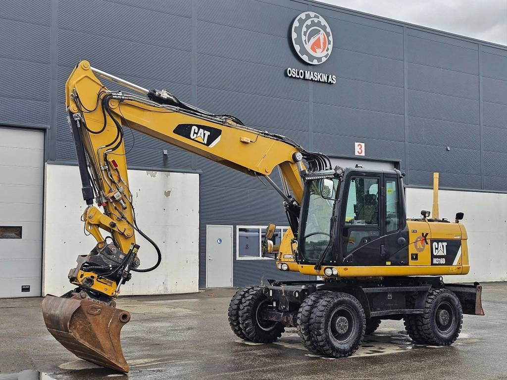 CAT M 316 D - Ekskavator me goma: foto 1 CAT M 316 D - Ekskavator me goma: foto 1