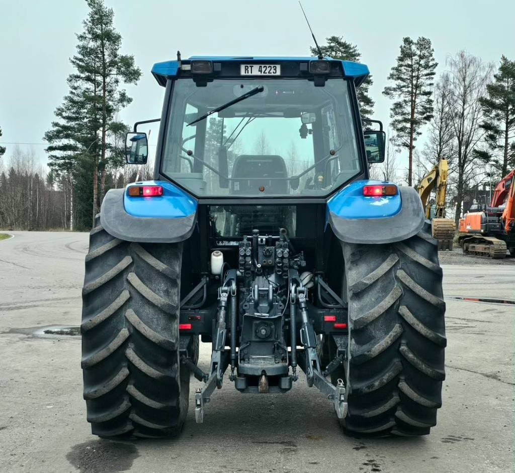 New Holland 8360 DT - Traktor: foto 5 New Holland 8360 DT - Traktor: foto 5