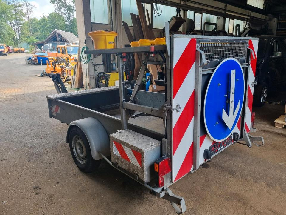 Mersch Absperrtafel Nissen VZ 616 B3 LED Ausführung Auffahrampe Verkehrsleittafel Verkehrsleitanhänger Verkehrssicherungsanhänger Horizont Trebbiner Verkehrssicherung Baustellenabsicherung Unimog Auto - Pajisje ndërtimi, Rimorkio: foto 1 Mersch Absperrtafel Nissen VZ 616 B3 LED Ausführung Auffahrampe Verkehrsleittafel Verkehrsleitanhänger Verkehrssicherungsanhänger Horizont Trebbiner Verkehrssicherung Baustellenabsicherung Unimog Auto - Pajisje ndërtimi, Rimorkio: foto 1