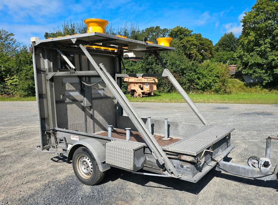 Nissen LED Absperrtafel DORA GPS FAT VZ-616 Fahrbare Absperrtafel Sperrwand Verkehrsleittafel Verkehrssicherungsanhänger Verkehrsleitanhänger Trebbiner Horizont - Rimorkio: foto 1 Nissen LED Absperrtafel DORA GPS FAT VZ-616 Fahrbare Absperrtafel Sperrwand Verkehrsleittafel Verkehrssicherungsanhänger Verkehrsleitanhänger Trebbiner Horizont - Rimorkio: foto 1