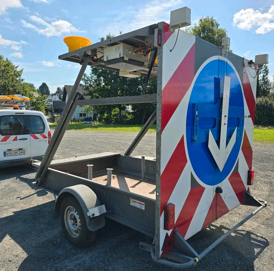 Nissen LED Absperrtafel DORA GPS FAT VZ-616 Fahrbare Absperrtafel Sperrwand Verkehrsleittafel Verkehrssicherungsanhänger Verkehrsleitanhänger Trebbiner Horizont - Rimorkio: foto 4 Nissen LED Absperrtafel DORA GPS FAT VZ-616 Fahrbare Absperrtafel Sperrwand Verkehrsleittafel Verkehrssicherungsanhänger Verkehrsleitanhänger Trebbiner Horizont - Rimorkio: foto 4