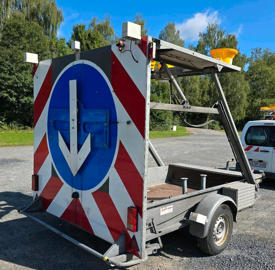 Nissen LED Absperrtafel DORA GPS FAT VZ-616 Fahrbare Absperrtafel Sperrwand Verkehrsleittafel Verkehrssicherungsanhänger Verkehrsleitanhänger Trebbiner Horizont - Rimorkio: foto 2 Nissen LED Absperrtafel DORA GPS FAT VZ-616 Fahrbare Absperrtafel Sperrwand Verkehrsleittafel Verkehrssicherungsanhänger Verkehrsleitanhänger Trebbiner Horizont - Rimorkio: foto 2