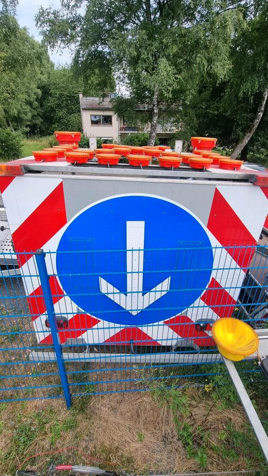 Trebbiner Absperrtafel VZ616 LED Funkwarnmeldeanlage Absperrtafel Sperrwand Verkehrsleittafel Verkehrsleitanhänger Verkehrssicherungsanhänger Leitanhänger Leittafel Verkehrssicherung Nissen Horizont - Rimorkio: foto 4 Trebbiner Absperrtafel VZ616 LED Funkwarnmeldeanlage Absperrtafel Sperrwand Verkehrsleittafel Verkehrsleitanhänger Verkehrssicherungsanhänger Leitanhänger Leittafel Verkehrssicherung Nissen Horizont - Rimorkio: foto 4