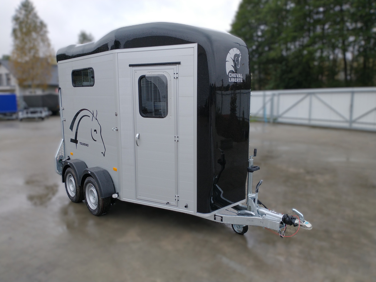 Cheval Liberté Touring Country + Siodlarnia, Debon - Rimorkio për kuaj: foto 1 Cheval Liberté Touring Country + Siodlarnia, Debon - Rimorkio për kuaj: foto 1