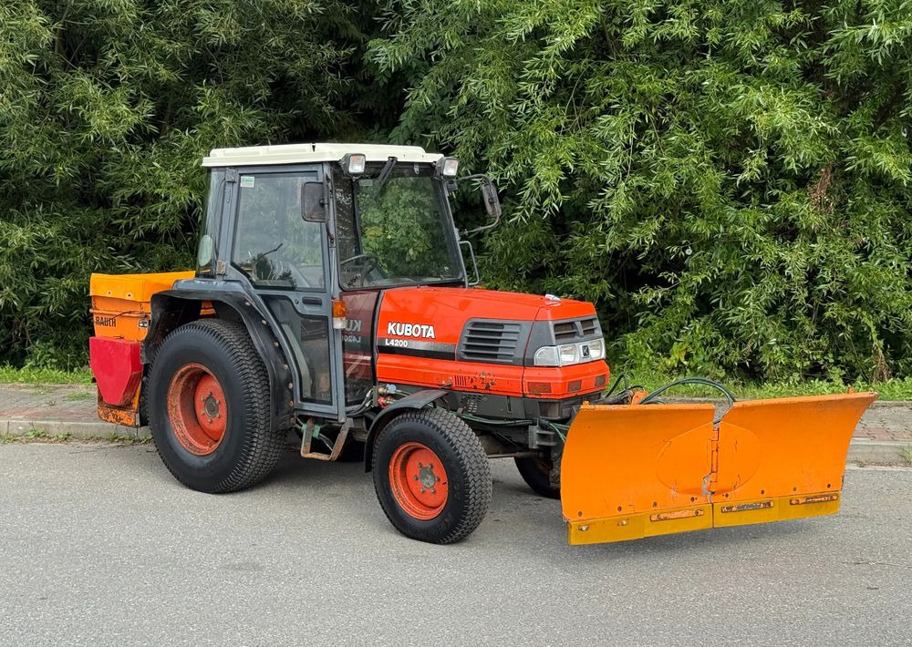 Kubota * Traktor KUBOTA L4200 * 4x4 * Pług Piaskarka * Wałek Przód Tył * Sprowadzony* Zimowe Utrzymanie - Traktor: foto 1 Kubota * Traktor KUBOTA L4200 * 4x4 * Pług Piaskarka * Wałek Przód Tył * Sprowadzony* Zimowe Utrzymanie - Traktor: foto 1