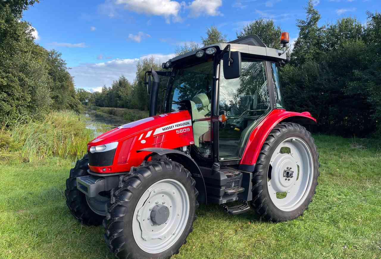 Massey Ferguson 5609 Dyna-4 Essential - Traktor: foto 1 Massey Ferguson 5609 Dyna-4 Essential - Traktor: foto 1