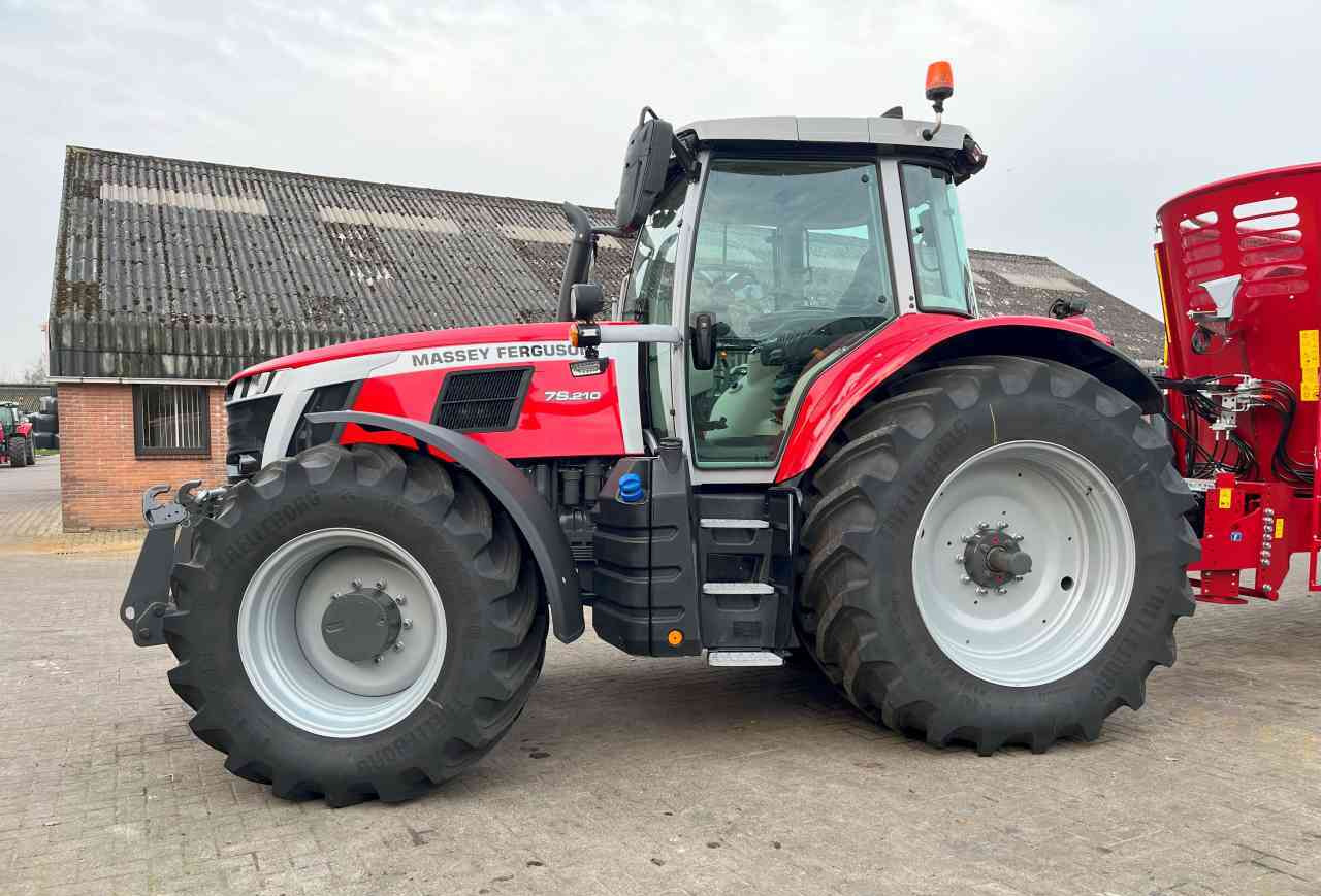 Massey Ferguson 7S.210 Dyna-VT Exclusive Tractoren - Traktor: foto 2 Massey Ferguson 7S.210 Dyna-VT Exclusive Tractoren - Traktor: foto 2
