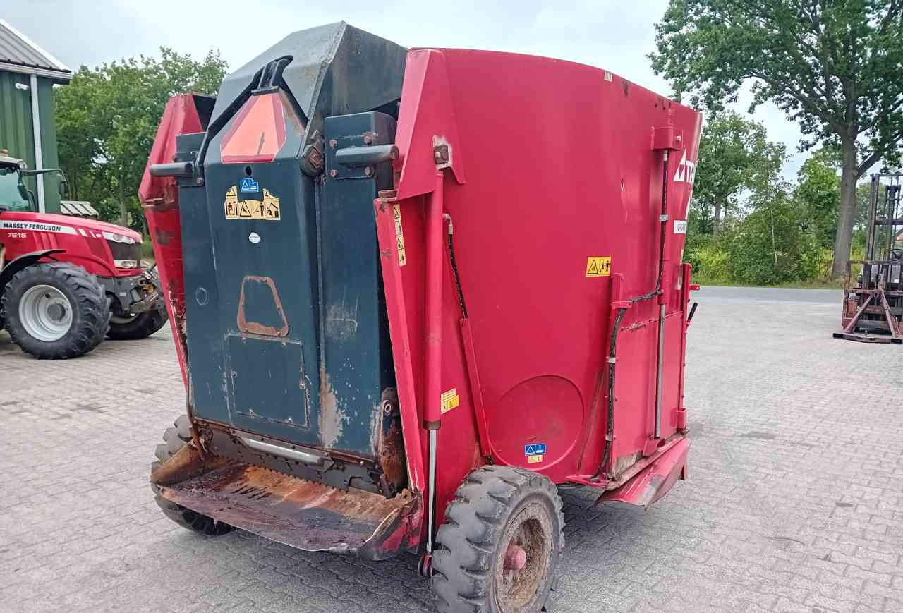 Trioliet Gigant 900 voermengwagen - Vagon për përzierjen e foragjereve: foto 3 Trioliet Gigant 900 voermengwagen - Vagon për përzierjen e foragjereve: foto 3