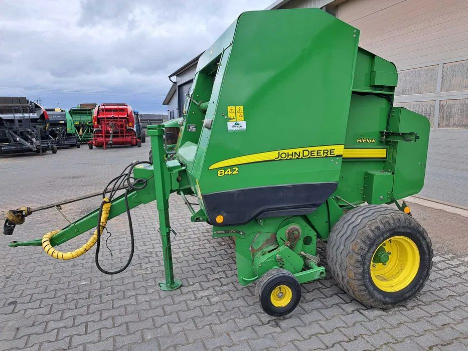 John Deere 842 - Dengmbledhëse e rrumbullakët: foto 1 John Deere 842 - Dengmbledhëse e rrumbullakët: foto 1