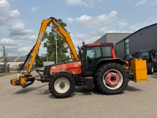 Valtra 8150 hitech met Bos maaiarm met klepelmaaier - Traktor: foto 1 Valtra 8150 hitech met Bos maaiarm met klepelmaaier - Traktor: foto 1