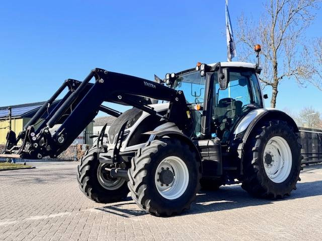 Valtra N104 Hitech5 met voorlader 4700 uur! - Traktor: foto 1 Valtra N104 Hitech5 met voorlader 4700 uur! - Traktor: foto 1