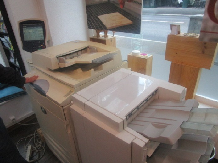 XEROX DC250 (Drucken, Kopieren, Scannen) mit Broschürenfinischer - Makinë printimi: foto 2 XEROX DC250 (Drucken, Kopieren, Scannen) mit Broschürenfinischer - Makinë printimi: foto 2