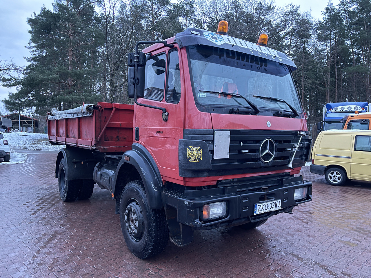 MERCEDES-BENZ 1824 - Kamion vetëshkarkues: foto 1 MERCEDES-BENZ 1824 - Kamion vetëshkarkues: foto 1