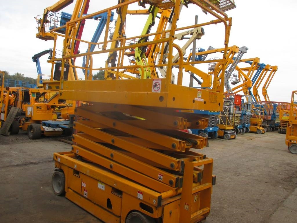 Haulotte Compact 12 - Ngritës gërshërë: foto 4 Haulotte Compact 12 - Ngritës gërshërë: foto 4