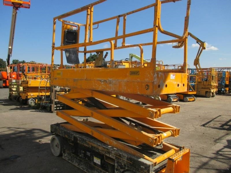 Haulotte Compact 8 - Ngritës gërshërë: foto 4 Haulotte Compact 8 - Ngritës gërshërë: foto 4