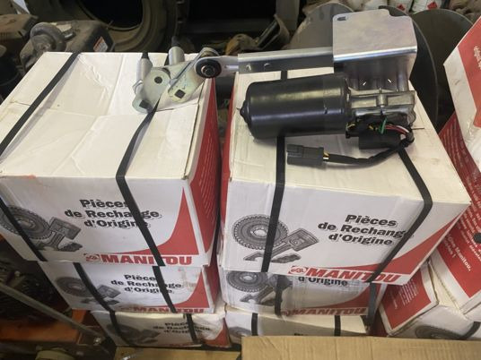 Moteur d’essuie-glace manitou - Fshirëse për Pajisje për trajtimin e materialeve: foto 1 Moteur d’essuie-glace manitou - Fshirëse për Pajisje për trajtimin e materialeve: foto 1