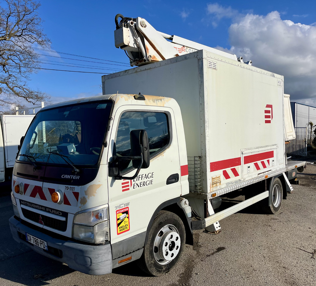 Mitsubishi Canter 7c15 - Platformë ajrore e montuar në kamion: foto 1 Mitsubishi Canter 7c15 - Platformë ajrore e montuar në kamion: foto 1