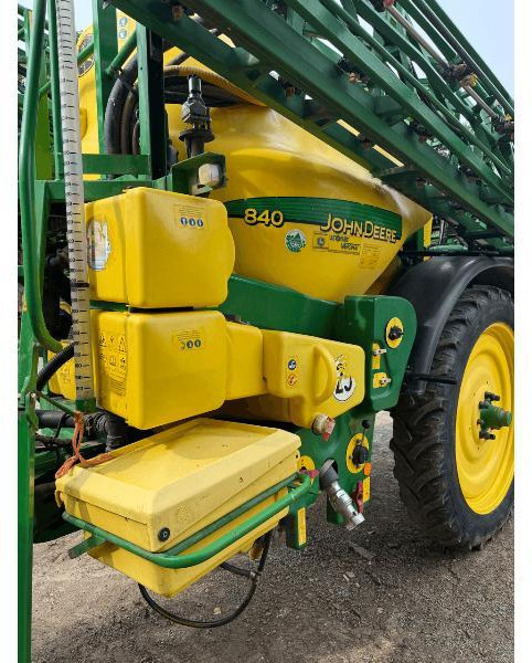 JOHN DEERE 840 - Spërkatës me rimorkio: foto 3 JOHN DEERE 840 - Spërkatës me rimorkio: foto 3