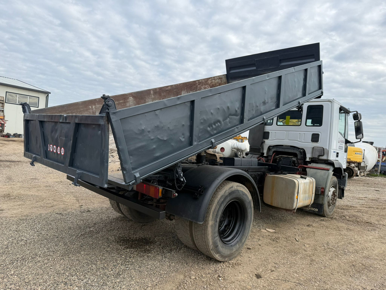 IVECO EUROTRAKKER TIPPER - Kamion vetëshkarkues: foto 3 IVECO EUROTRAKKER TIPPER - Kamion vetëshkarkues: foto 3