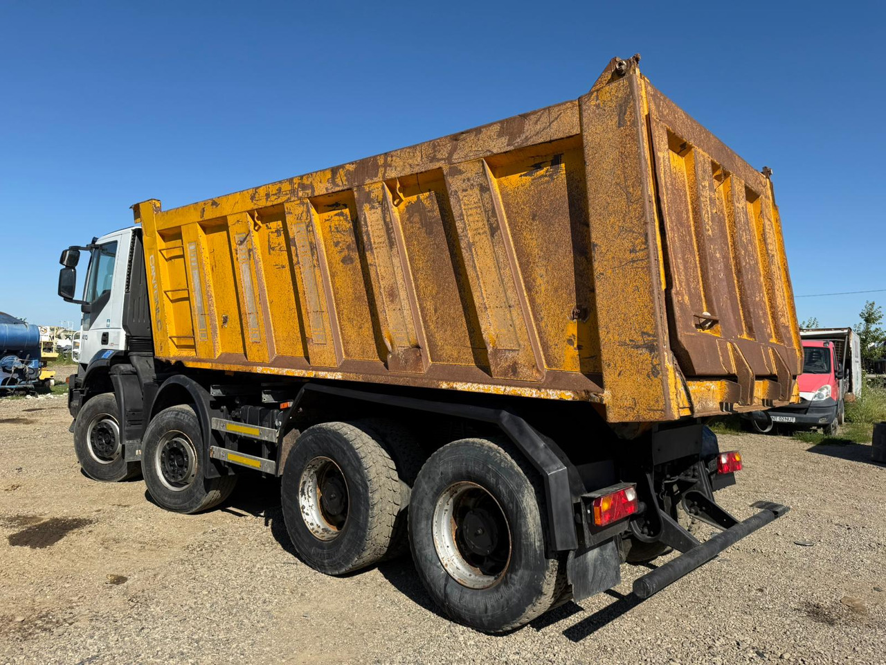 IVECO TRAKKER TIPPER - Kamion vetëshkarkues: foto 4 IVECO TRAKKER TIPPER - Kamion vetëshkarkues: foto 4