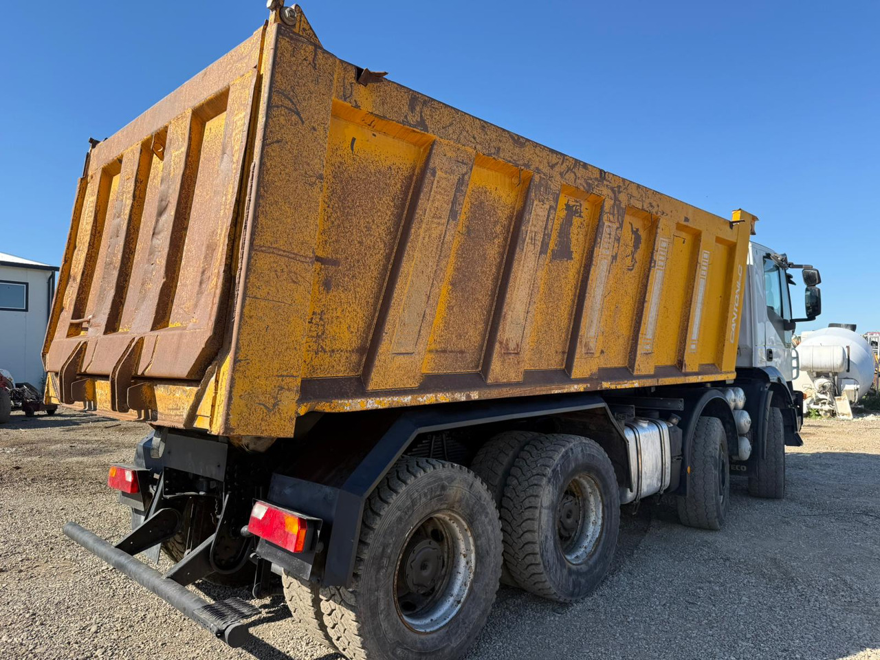 IVECO TRAKKER TIPPER - Kamion vetëshkarkues: foto 3 IVECO TRAKKER TIPPER - Kamion vetëshkarkues: foto 3