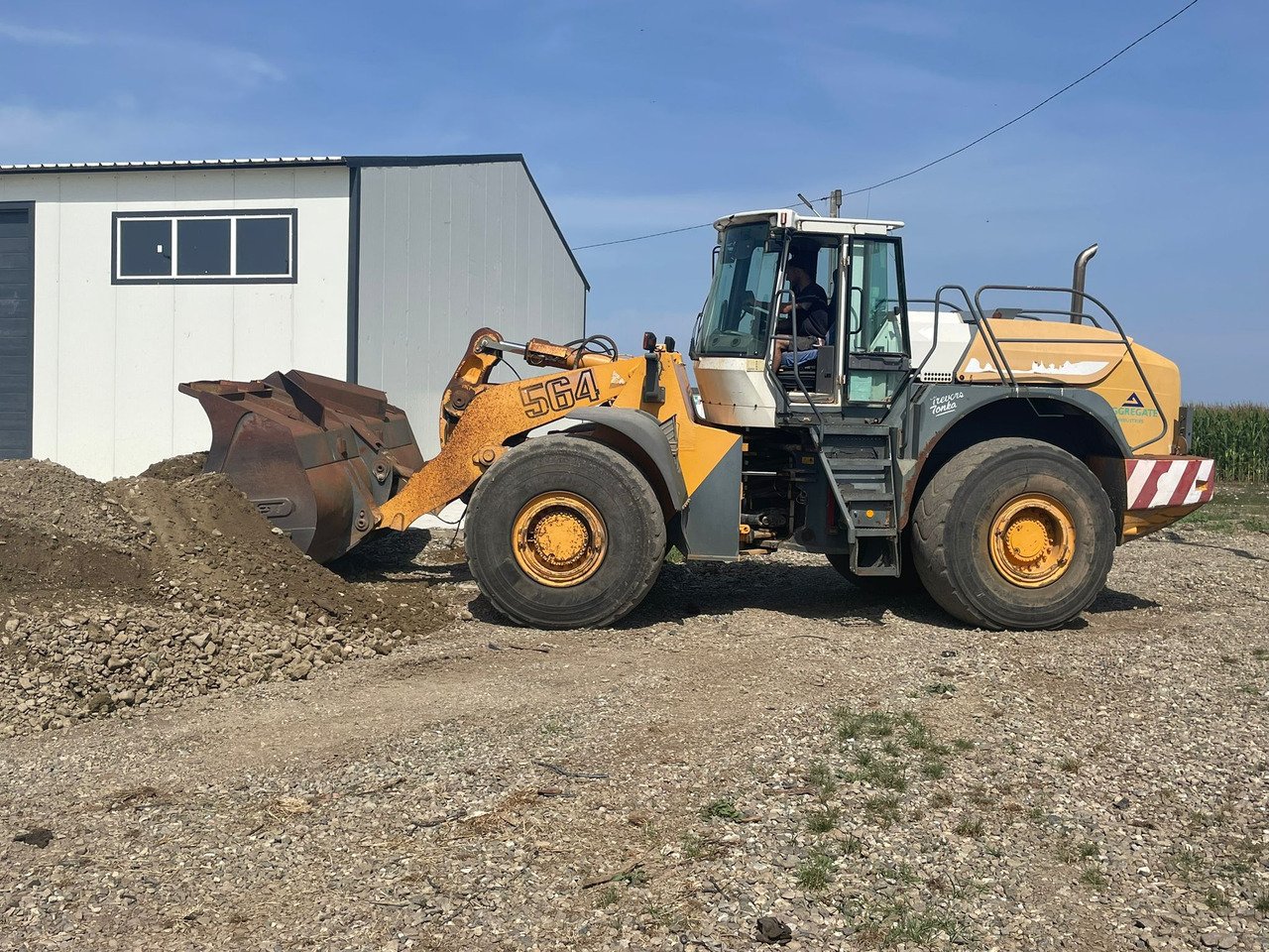 LIEBHERR 564 FRONT LOADER - Fadrom me goma: foto 1 LIEBHERR 564 FRONT LOADER - Fadrom me goma: foto 1