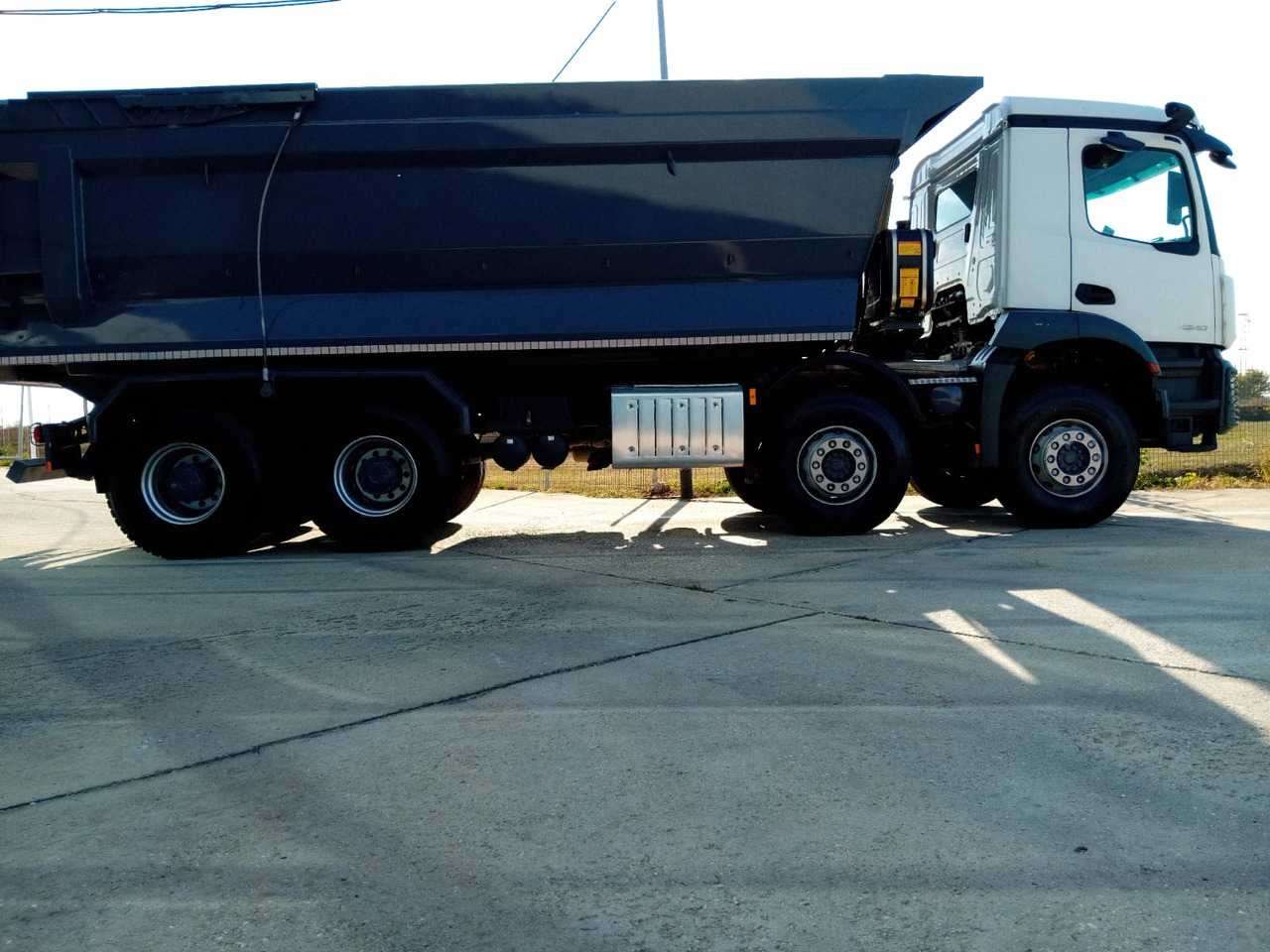 Mercedes-Benz Arocs 42.40 8×4 Basculanta/Tipper/Kipper Heavy Duty, TOP !!! - Kamion vetëshkarkues: foto 3 Mercedes-Benz Arocs 42.40 8×4 Basculanta/Tipper/Kipper Heavy Duty, TOP !!! - Kamion vetëshkarkues: foto 3