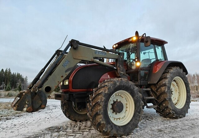 Valtra T190 HiTech etukuormaajalla - Traktor: foto 2 Valtra T190 HiTech etukuormaajalla - Traktor: foto 2