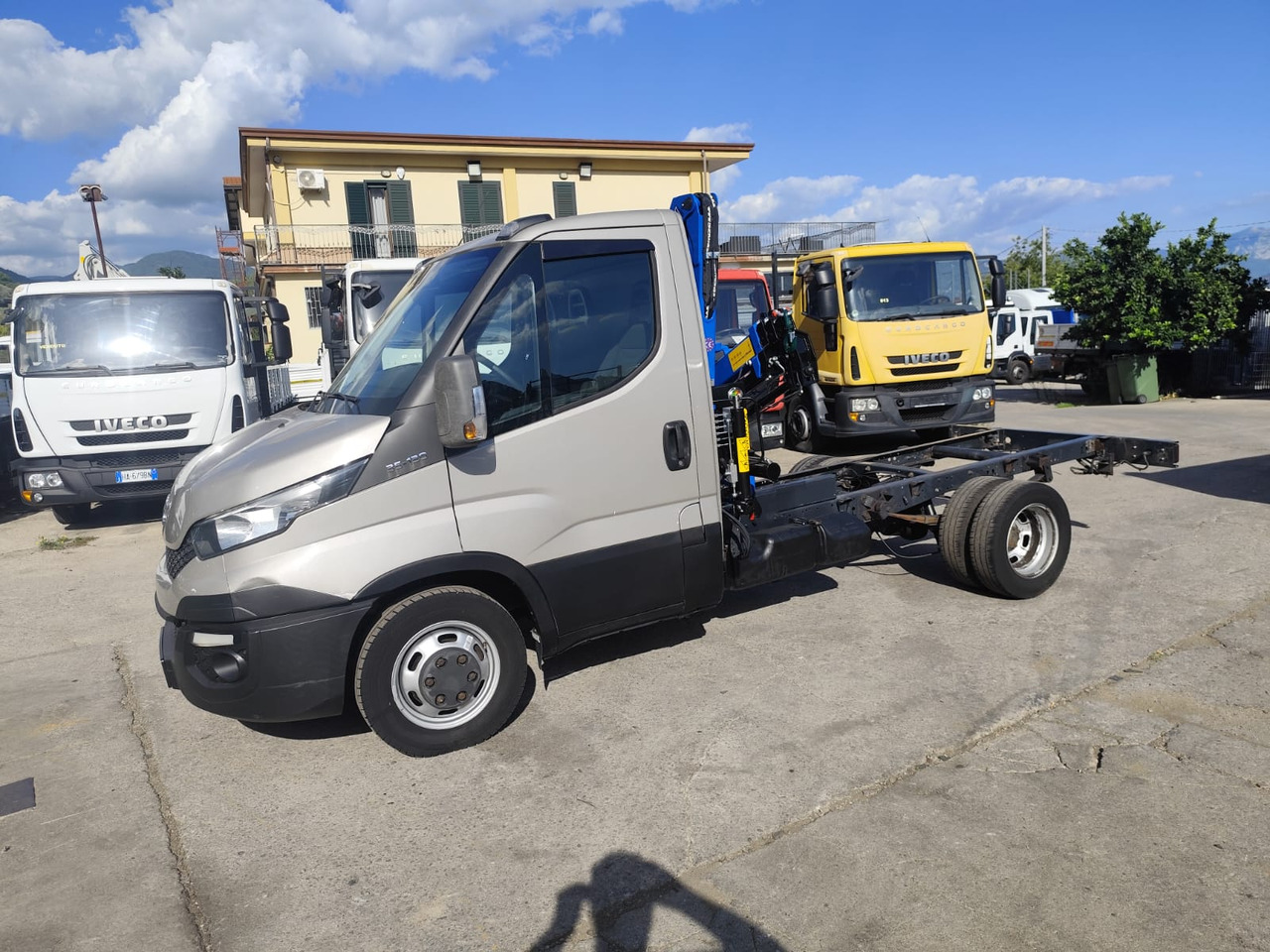 IVECO DAILY 35-130 - Kamion me vinç: foto 2 IVECO DAILY 35-130 - Kamion me vinç: foto 2