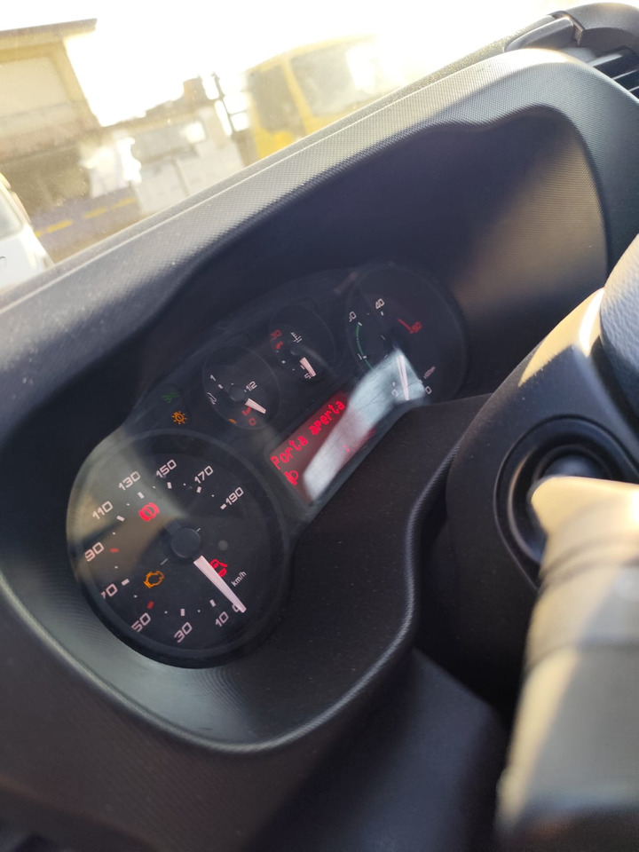 IVECO DAILY 35C15 - Kamion me vinç, Kamioncine vetëshkarkuese: foto 4 IVECO DAILY 35C15 - Kamion me vinç, Kamioncine vetëshkarkuese: foto 4