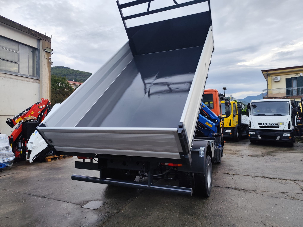 IVECO EUROCARGO 120-90L - Kamion me vinç: foto 2 IVECO EUROCARGO 120-90L - Kamion me vinç: foto 2