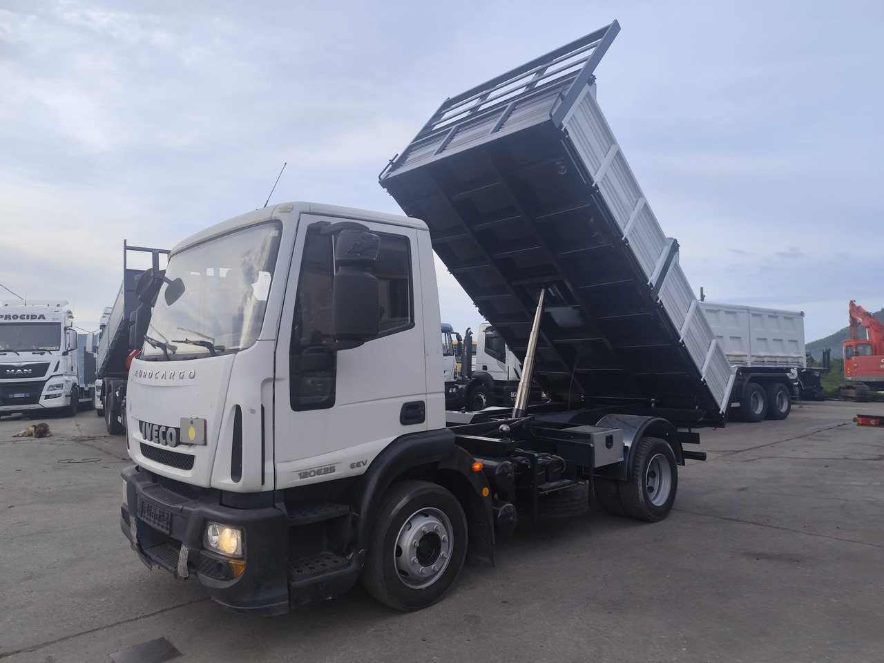 IVECO EUROCARGO 120E25 - Kamion vetëshkarkues: foto 1 IVECO EUROCARGO 120E25 - Kamion vetëshkarkues: foto 1