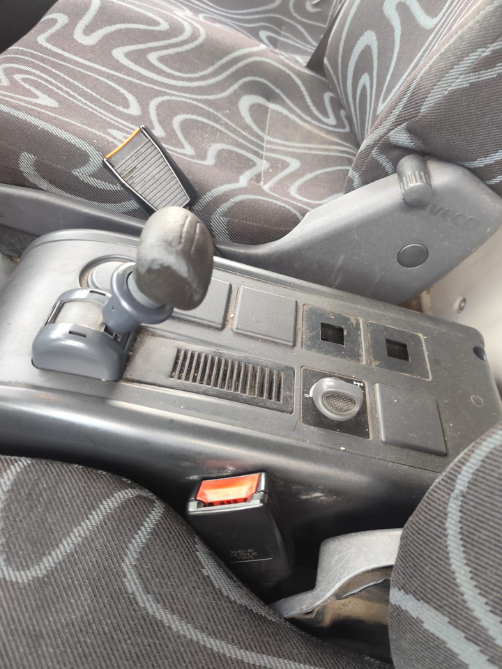 IVECO EUROCARGO 120E28P - Kamion kabinë-shasi: foto 4 IVECO EUROCARGO 120E28P - Kamion kabinë-shasi: foto 4