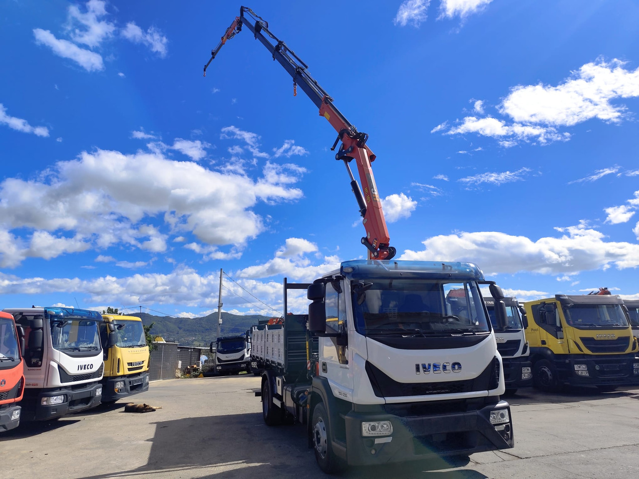 IVECO EUROCARGO 160-250 - Kamion me vinç, Kamion vetëshkarkues: foto 2 IVECO EUROCARGO 160-250 - Kamion me vinç, Kamion vetëshkarkues: foto 2