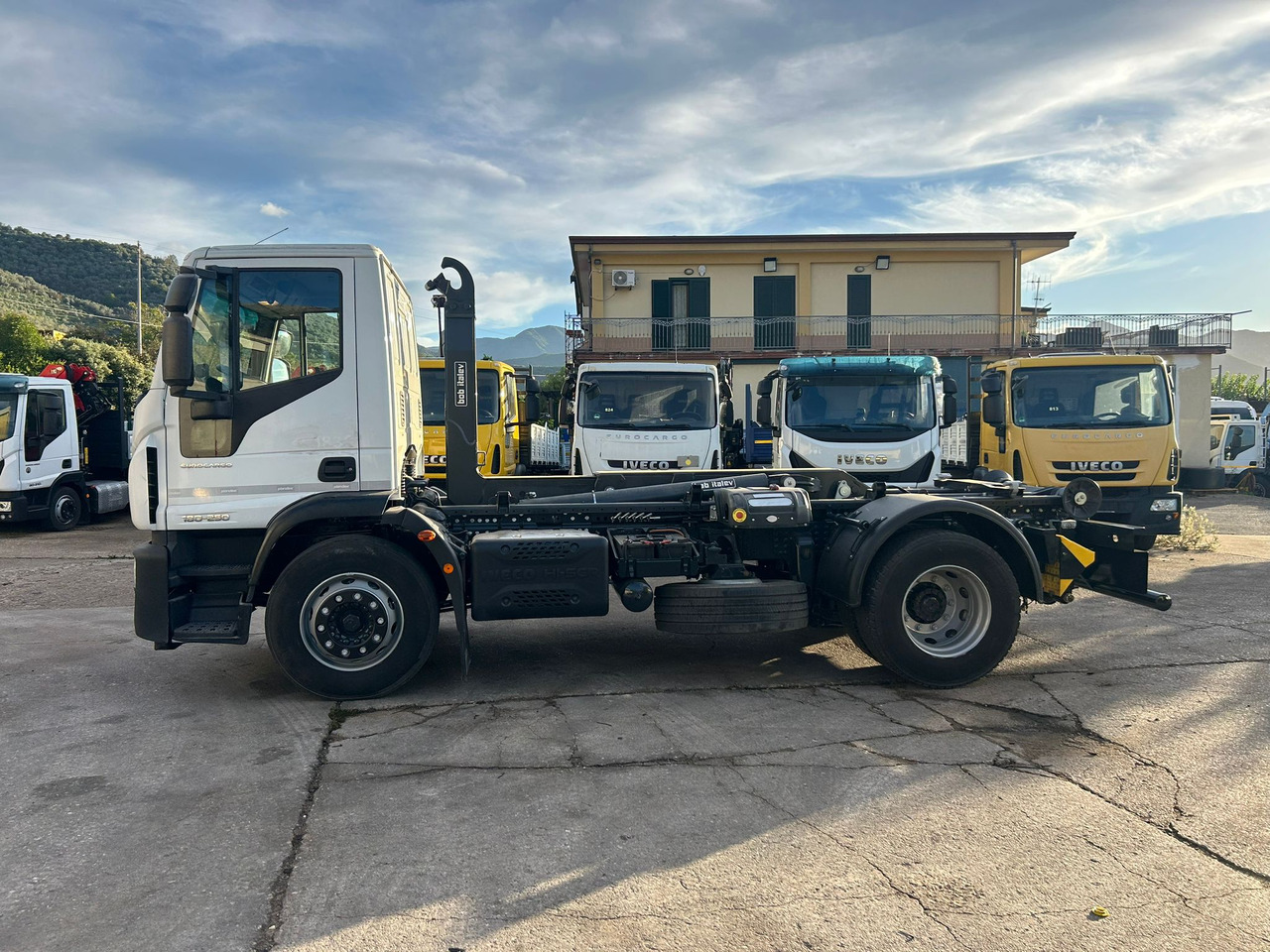 IVECO EUROCARGO 180-250 - Kamion vetëngarkues, Kamion me vinç: foto 2 IVECO EUROCARGO 180-250 - Kamion vetëngarkues, Kamion me vinç: foto 2