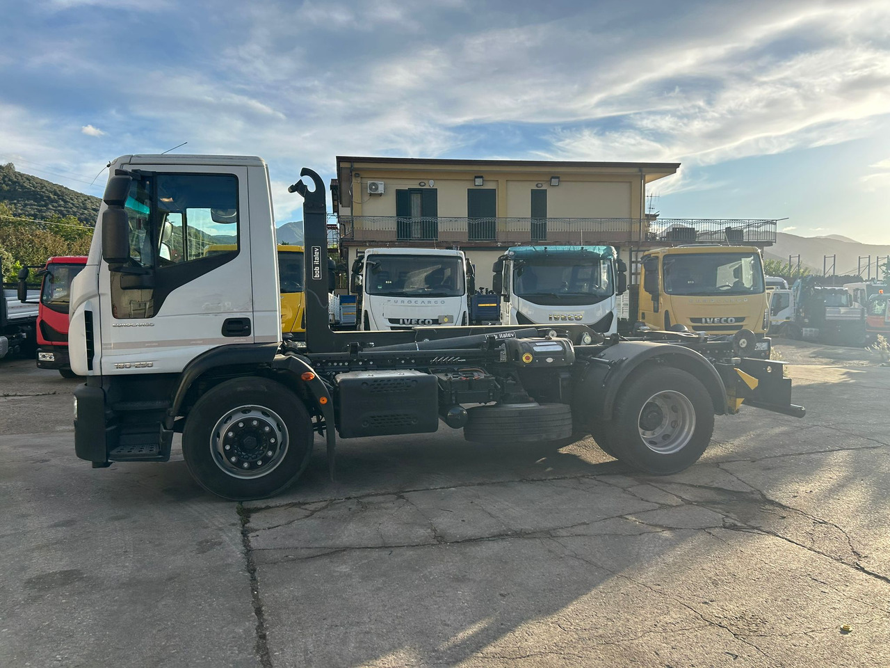IVECO EUROCARGO 180-250 - Kamion vetëngarkues, Kamion me vinç: foto 4 IVECO EUROCARGO 180-250 - Kamion vetëngarkues, Kamion me vinç: foto 4