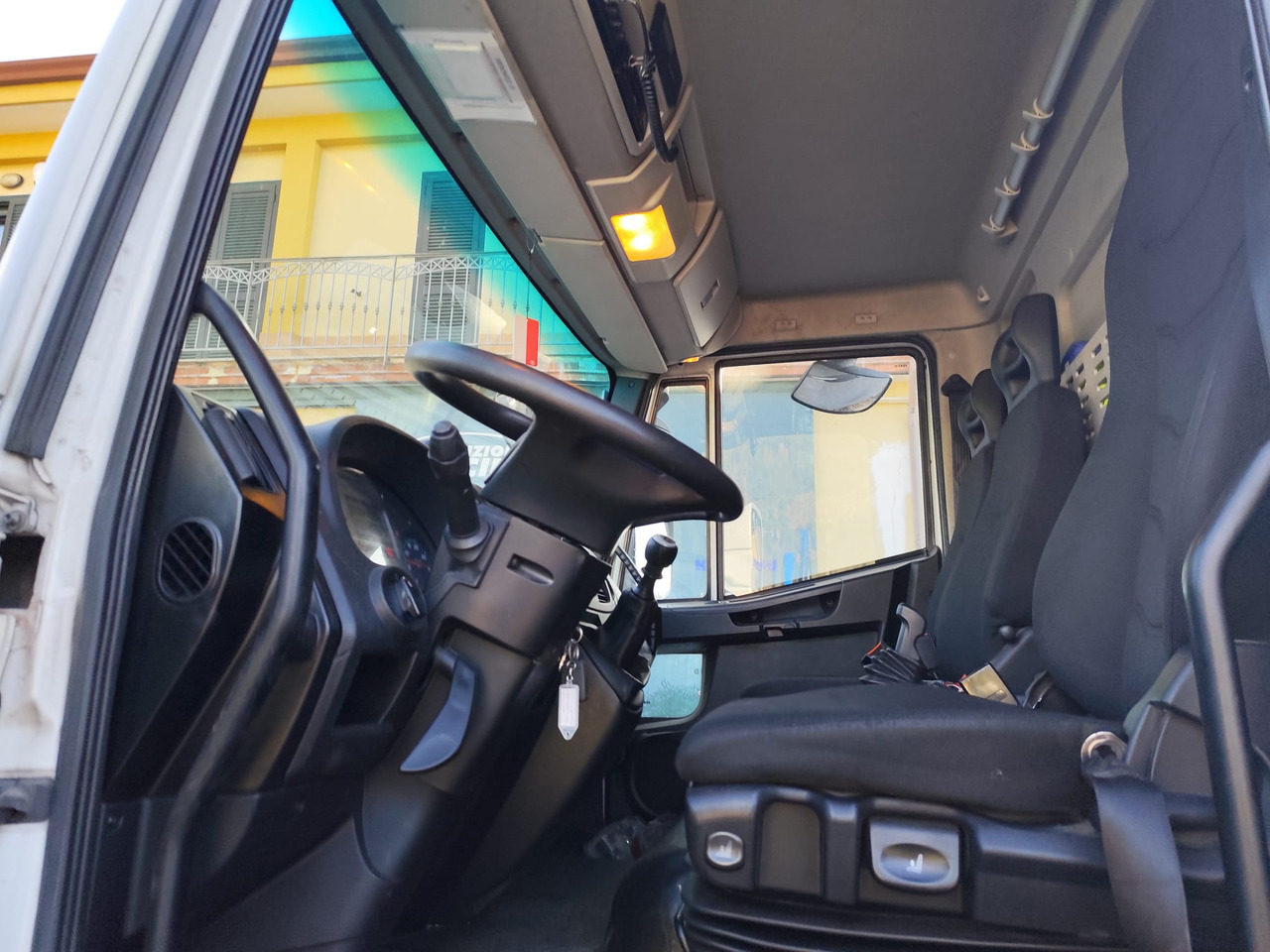 IVECO EUROCARGO 180-250 - Kamion kabinë-shasi, Kamion me vinç: foto 2 IVECO EUROCARGO 180-250 - Kamion kabinë-shasi, Kamion me vinç: foto 2
