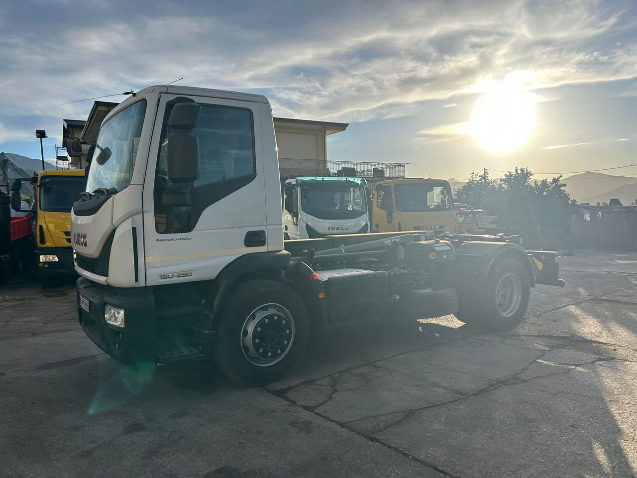 IVECO EUROCARGO 180-250 - Kamion vetëngarkues, Kamion me vinç: foto 5 IVECO EUROCARGO 180-250 - Kamion vetëngarkues, Kamion me vinç: foto 5