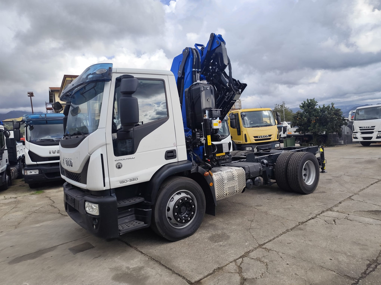 IVECO EUROCARGO 180-320 - Kamion vetëshkarkues, Kamion me vinç: foto 4 IVECO EUROCARGO 180-320 - Kamion vetëshkarkues, Kamion me vinç: foto 4