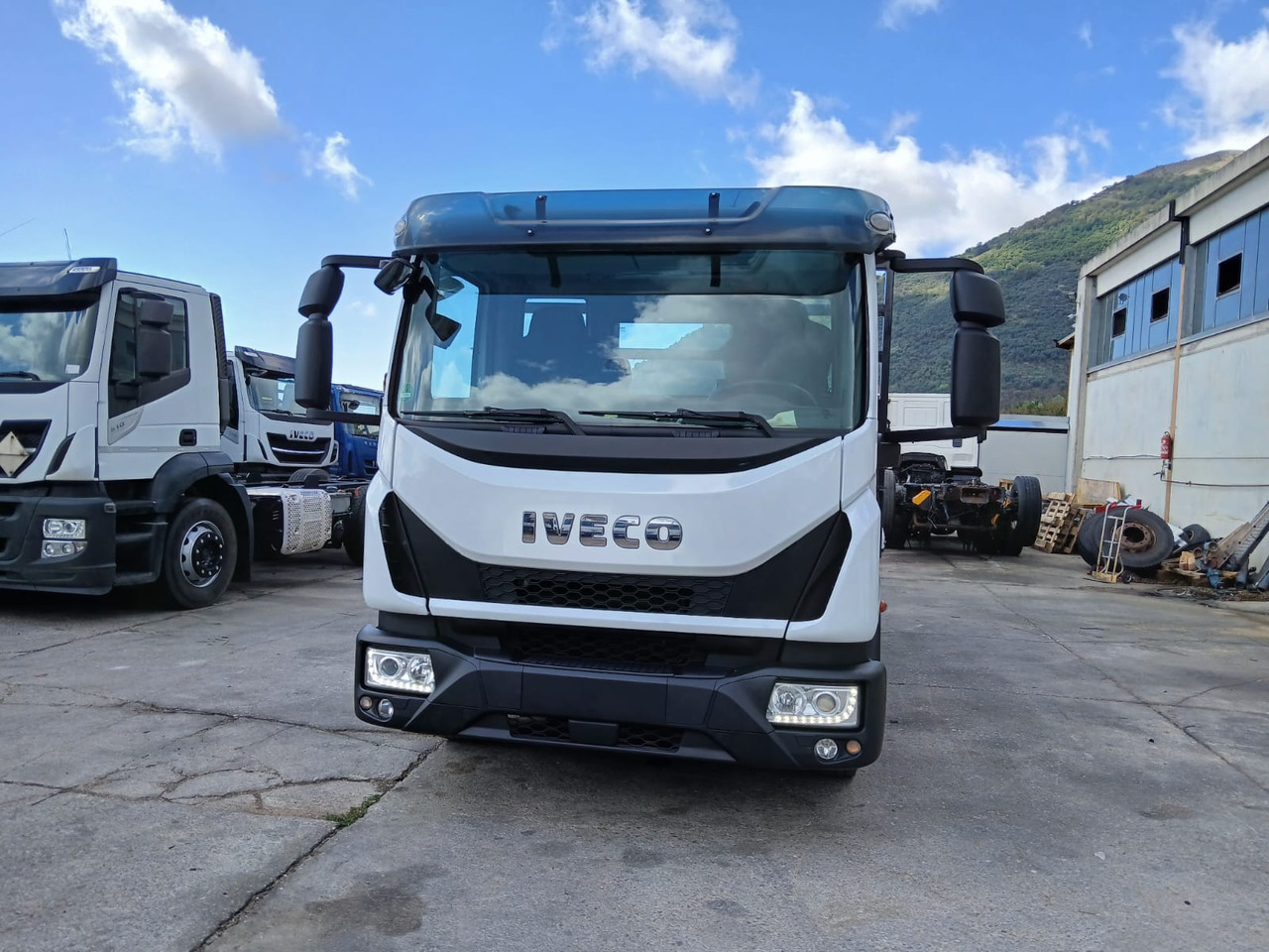 IVECO EUROCARGO 75-210 - Kamion vetëshkarkues: foto 5 IVECO EUROCARGO 75-210 - Kamion vetëshkarkues: foto 5