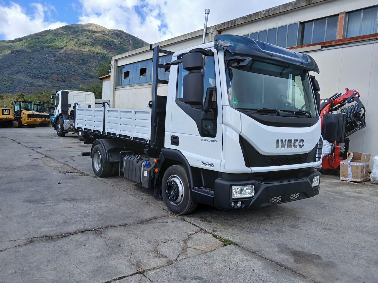 IVECO EUROCARGO 75-210 - Kamion vetëshkarkues: foto 2 IVECO EUROCARGO 75-210 - Kamion vetëshkarkues: foto 2