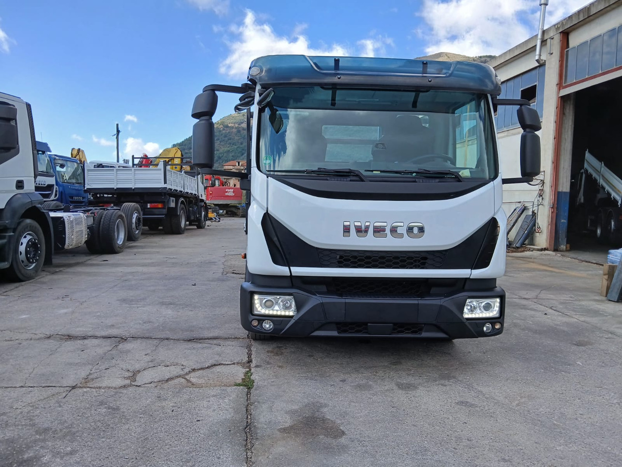 IVECO EUROCARGO 75-210 - Kamion vetëshkarkues: foto 4 IVECO EUROCARGO 75-210 - Kamion vetëshkarkues: foto 4