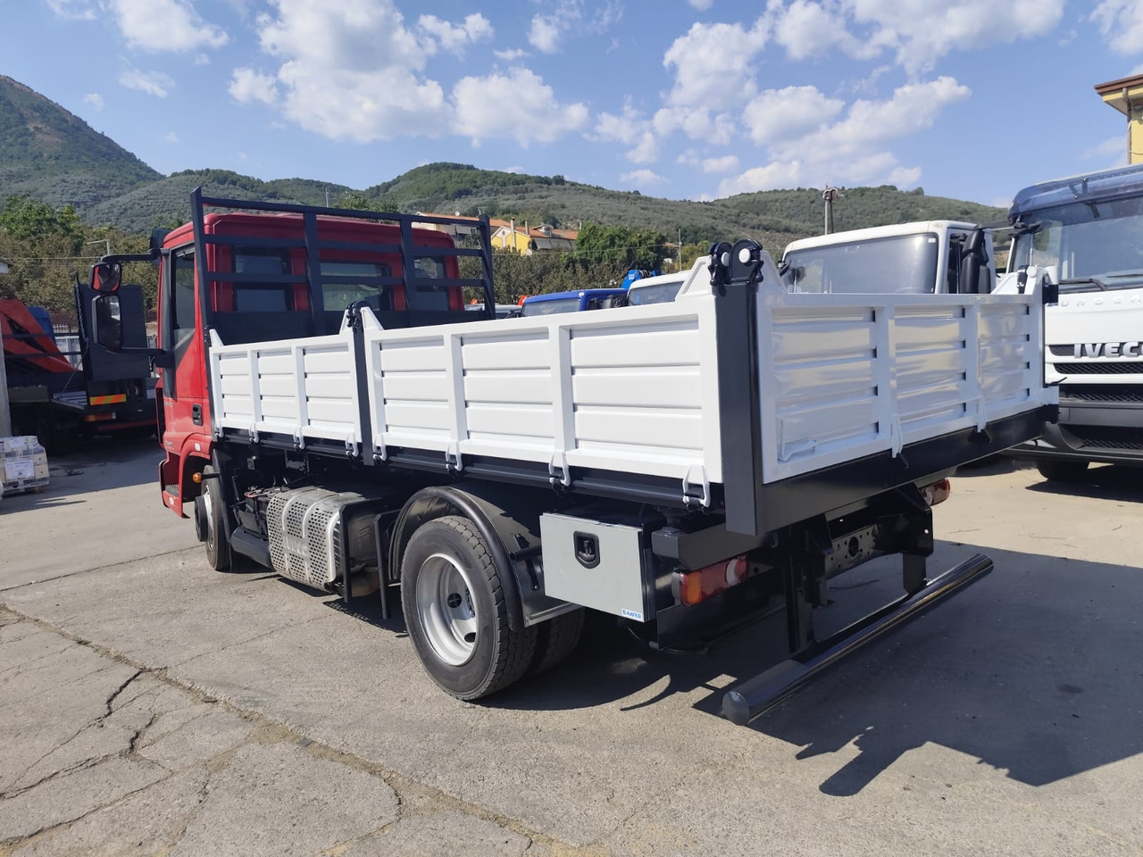IVECO EUROCARGO 80-190 - Kamion kabinë-shasi: foto 4 IVECO EUROCARGO 80-190 - Kamion kabinë-shasi: foto 4
