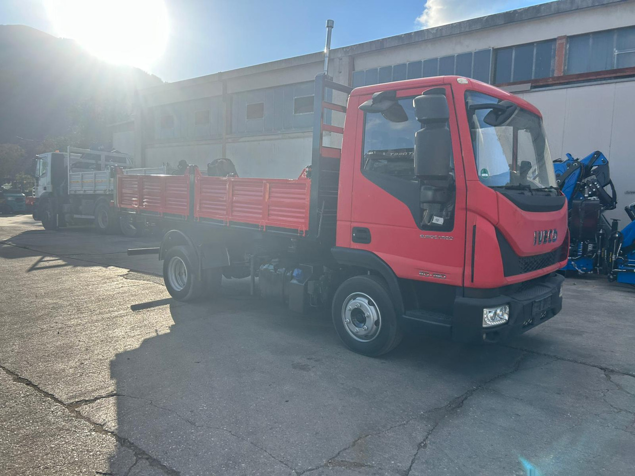 IVECO EUROCARGO 80-190 - Kamion vetëshkarkues: foto 3 IVECO EUROCARGO 80-190 - Kamion vetëshkarkues: foto 3